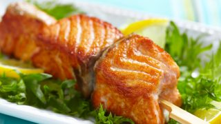 brocheta de salmón
