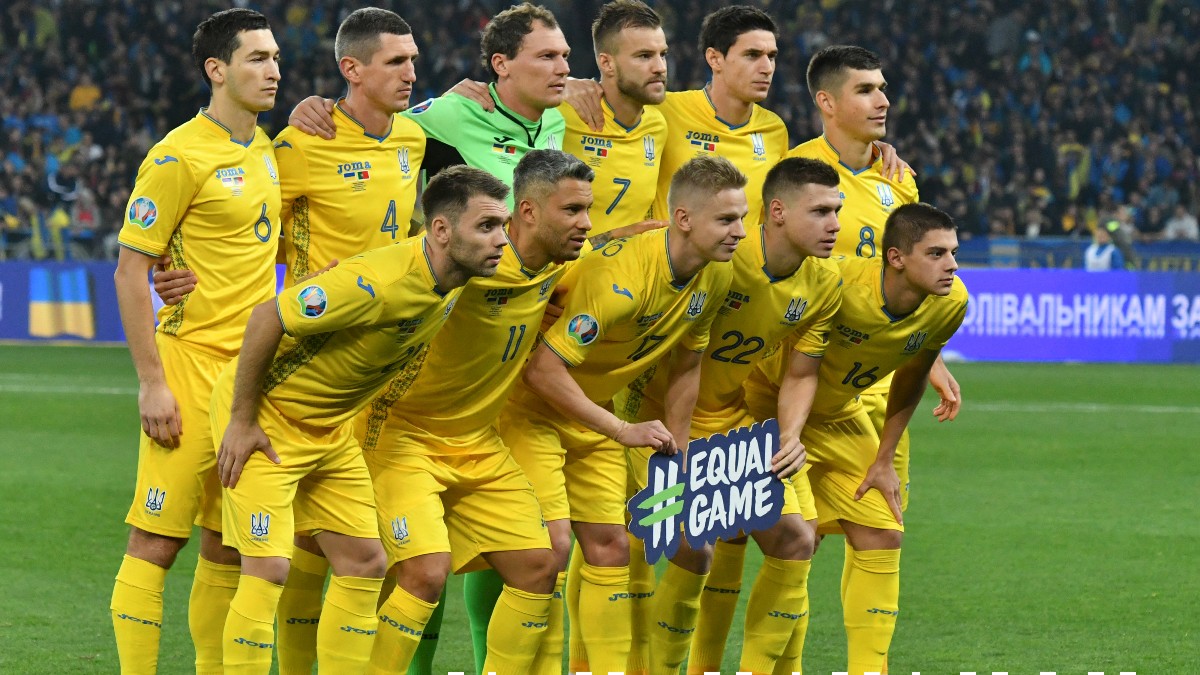 La selección de Ucrania antes de jugar un partido. (AFP)