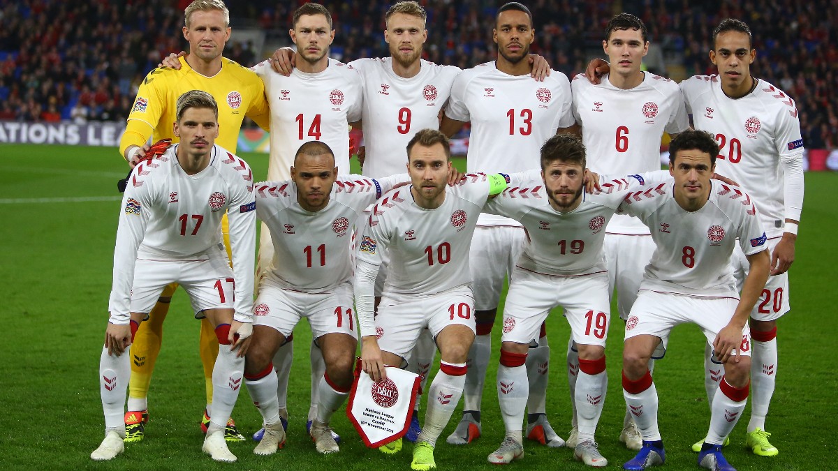 La selección de Dinamarca antes de jugar un partido. (AFP)