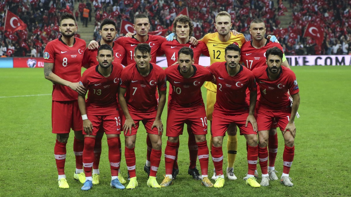 La selección turca, antes del comienzo de un partido. (Getty)