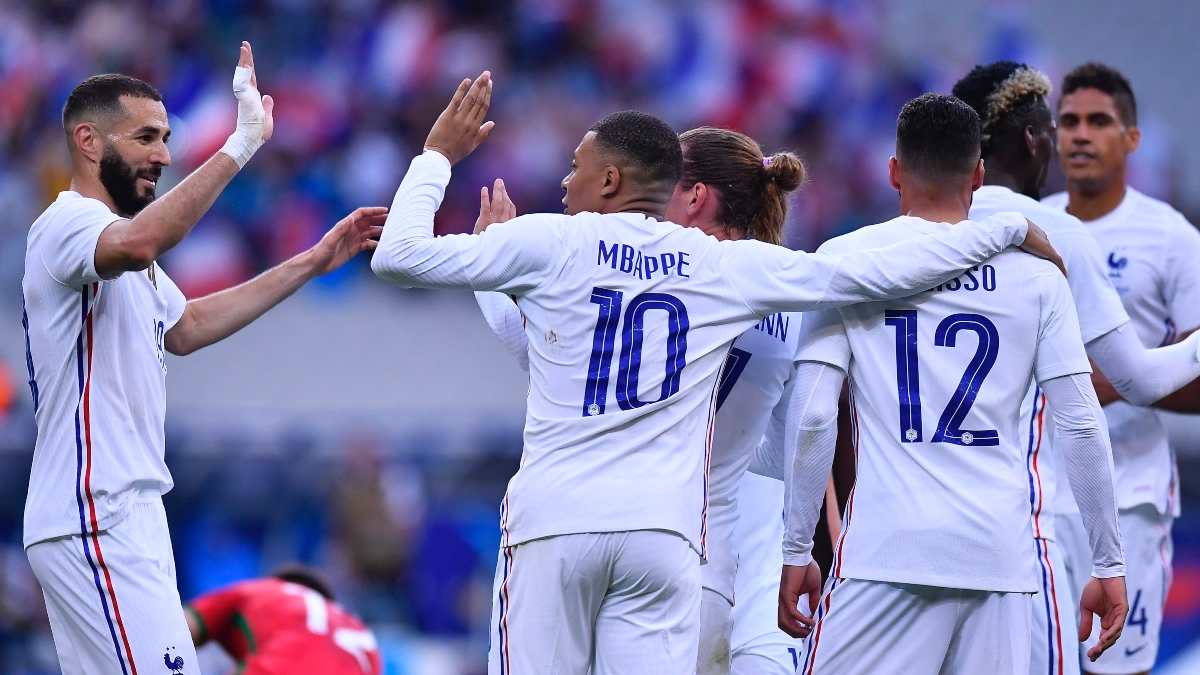 Benzema y Mbappé celebran el gol de Griezmann con Francia. (Getty)