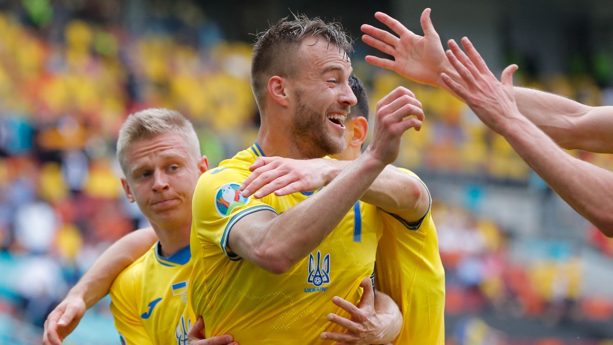 Los jugadores de Ucrania celebran el gol de Yarmolenko ante Macedonia del Norte. (AFP)