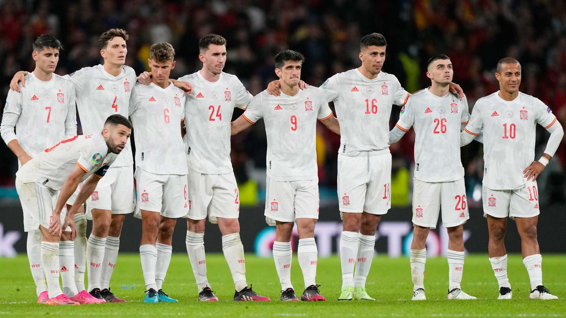 Los jugadores de España, abrazados en la tanda de penaltis ante Italia. (AFP)