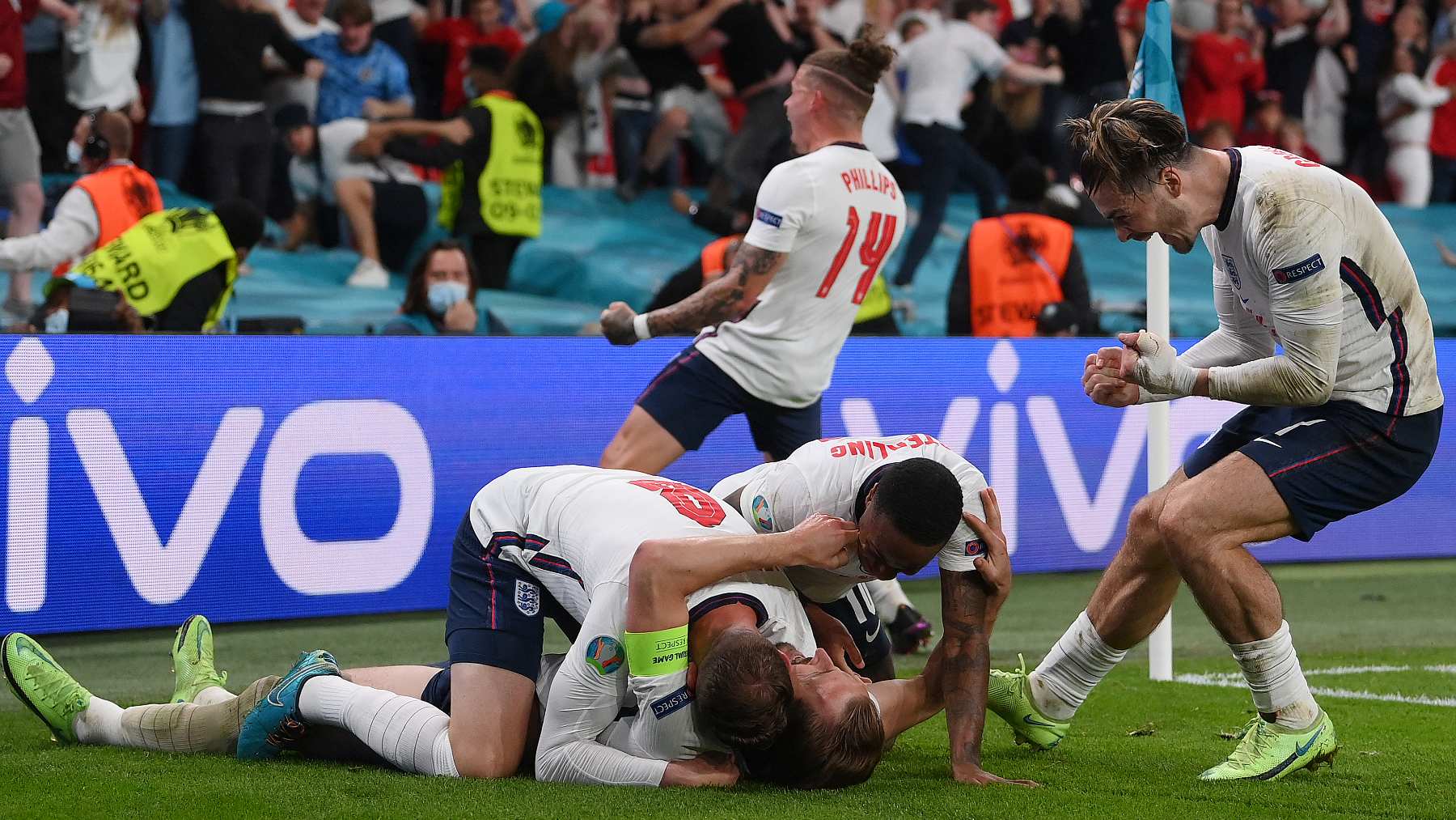 Los jugadores de la selección de Inglaterra celebran el pase a semifinales de la Eurocopa. (AFP)