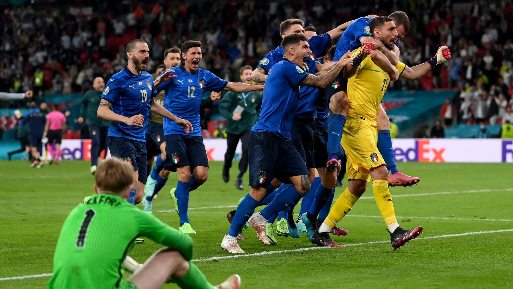 Donnarumma celebra el triunfo de Italia en la tanda de penaltis ante Inglaterra. (@EURO2020)
