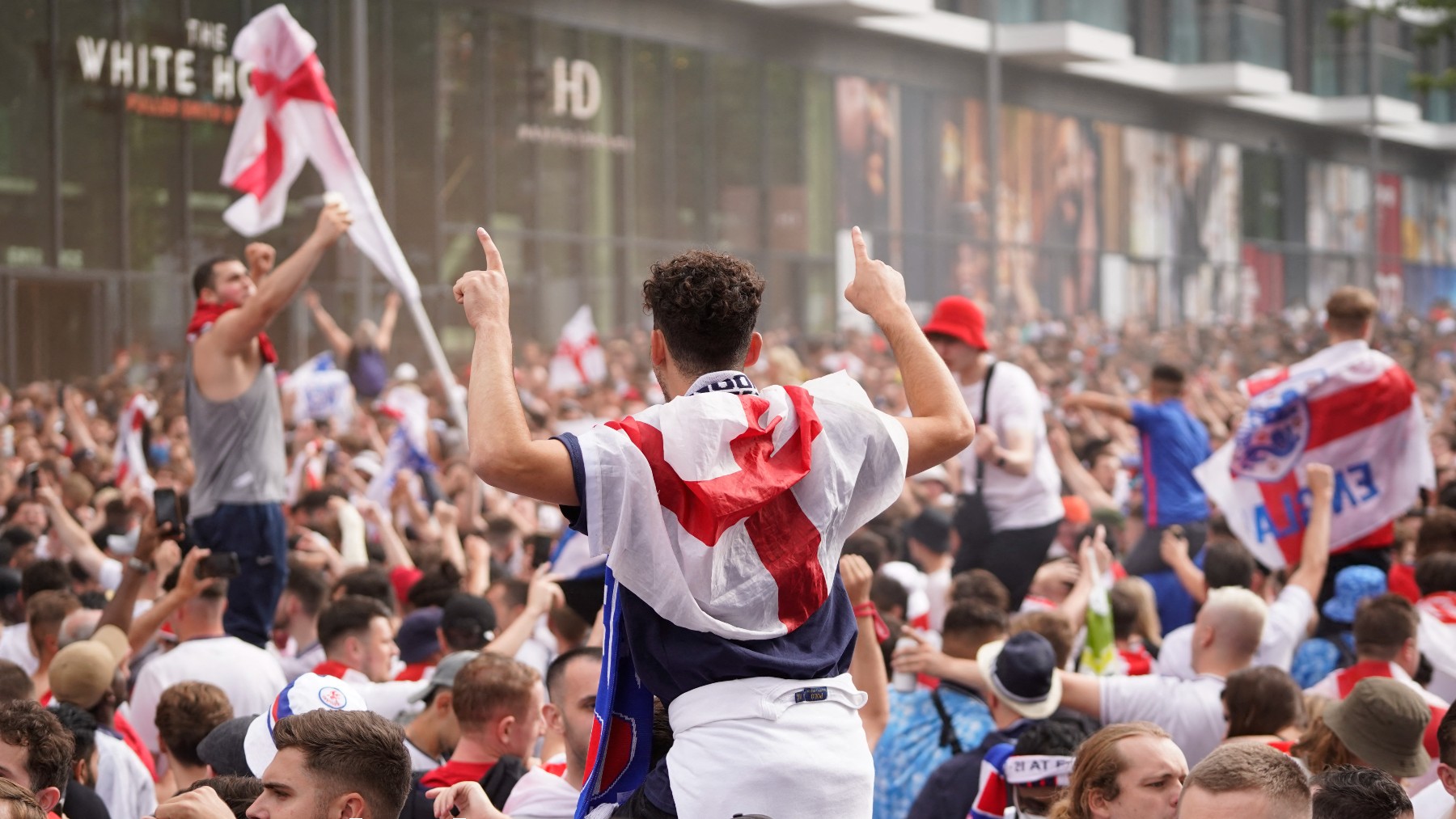 Aficionados ingleses antes de la final de la Eurocopa. (AFP)