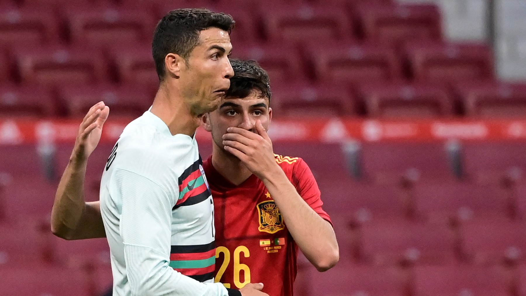 Cristiano Ronaldo y Pedri. (AFP)