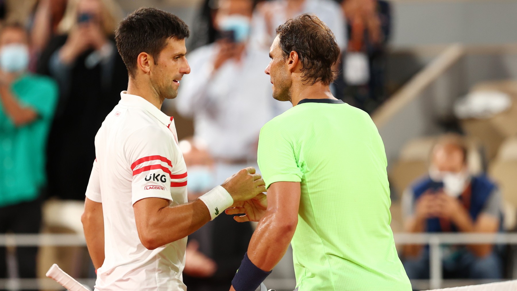 Rafa Nadal saluda a Novak Djokovic en Roland Garros. (Getty)