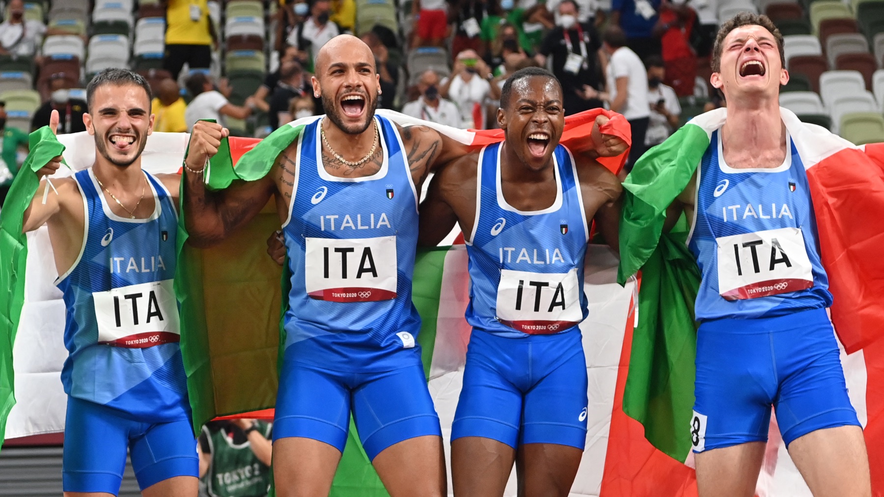 Los ganadores italianos del 4×100, entre ellos Jacobs y Tortu. (AFP)