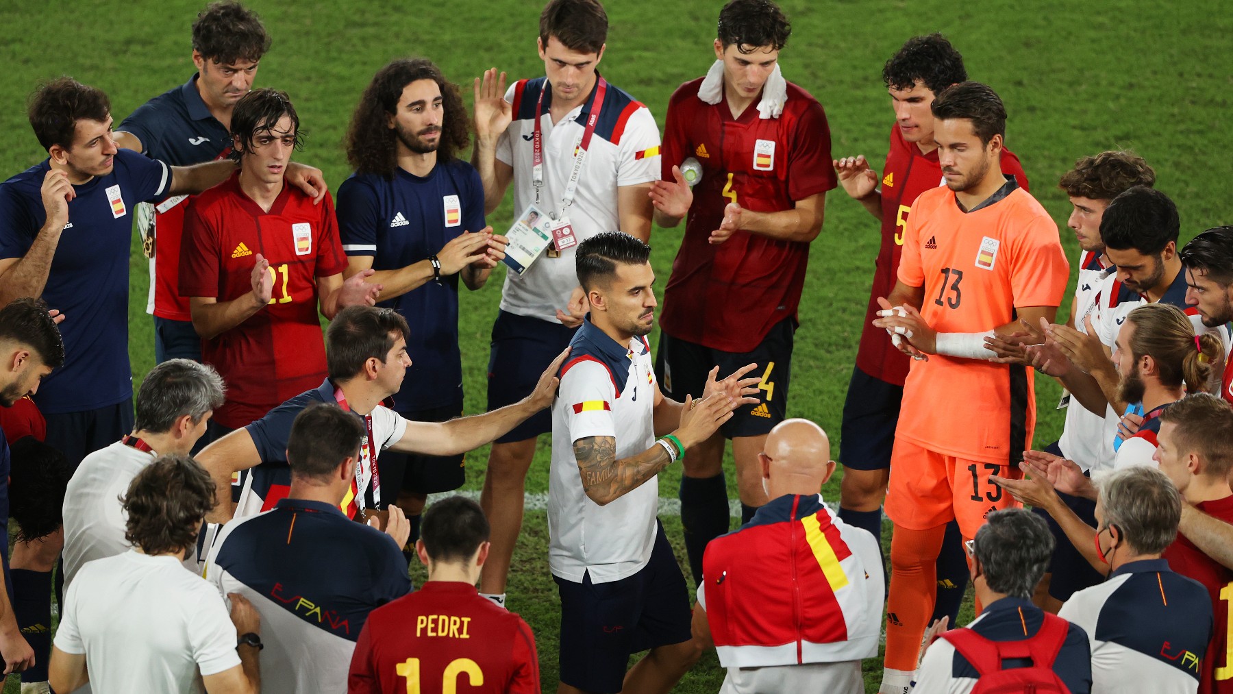 Dani Ceballos anima a sus compañeros durante el partido ante Brasil. (Getty)