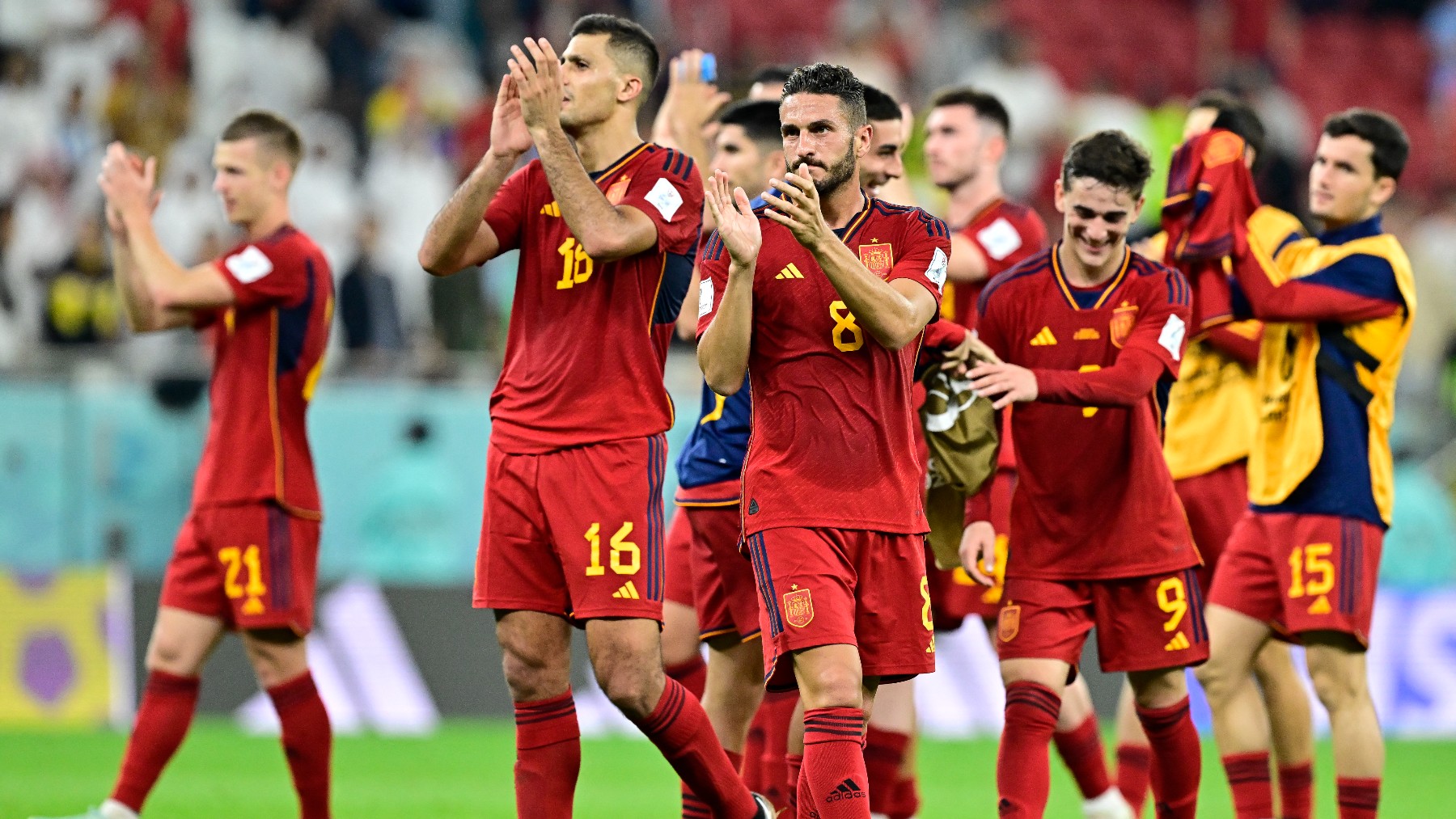 Los jugadores de España celebran la victoria ante Costa Rica en el Mundial. (AFP)