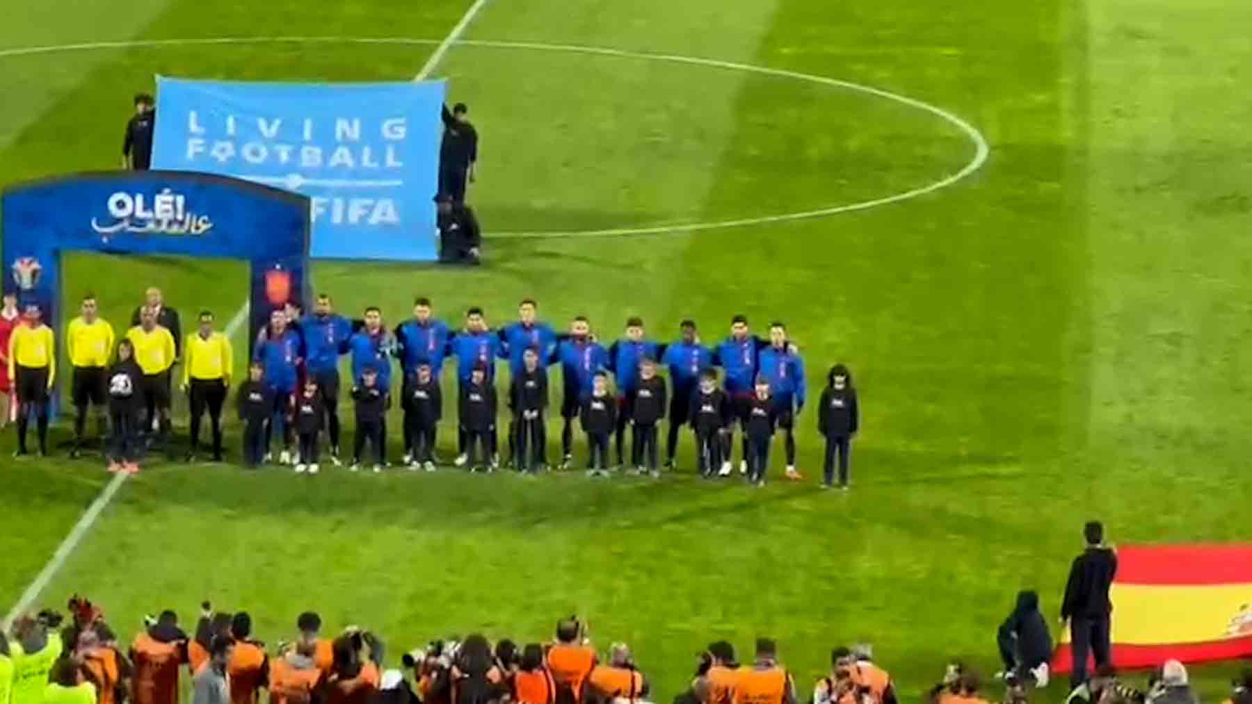 Los jugadores de España durante el himno de España en Jordania.
