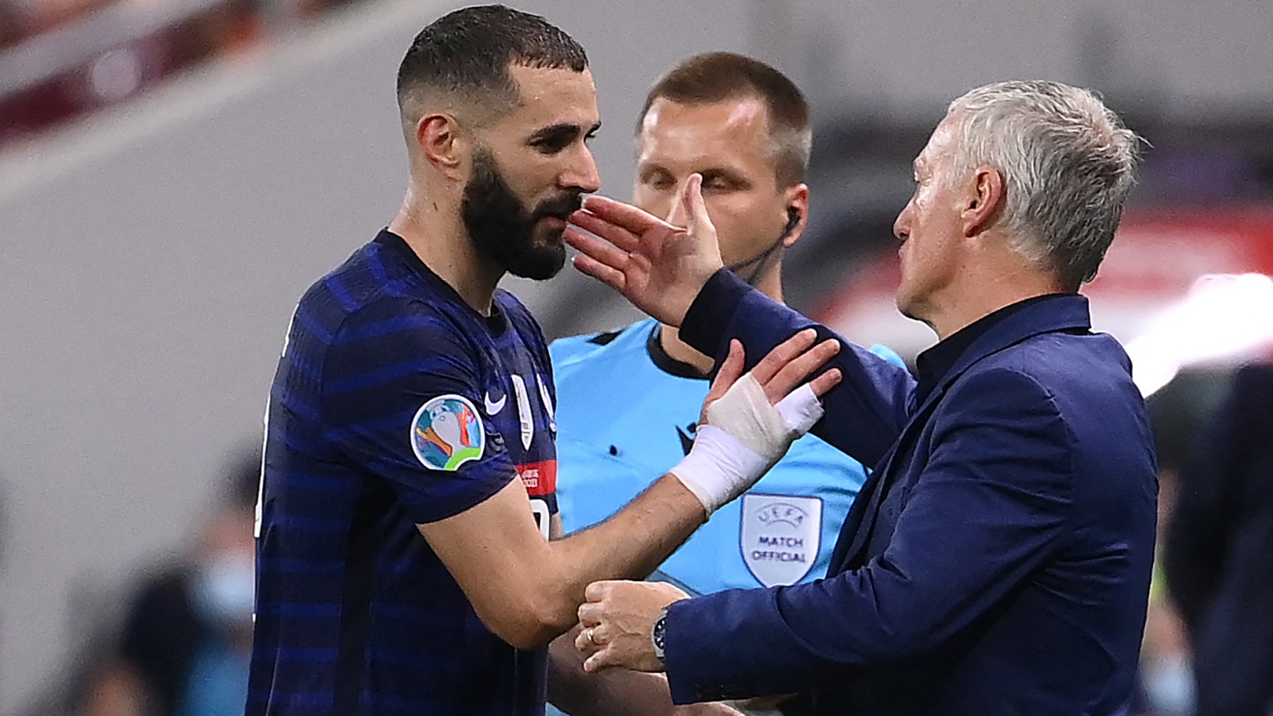 Karim Benzema y Didier Deschamps, durante un partido de Francia. (AFP)