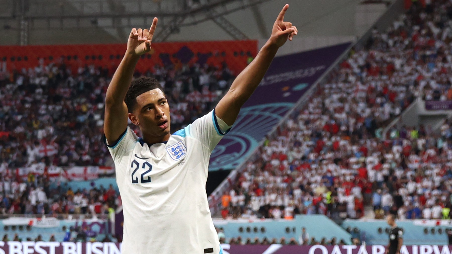 Bellingham celebra su primer gol con Inglaterra en un Mundial. (AFP)