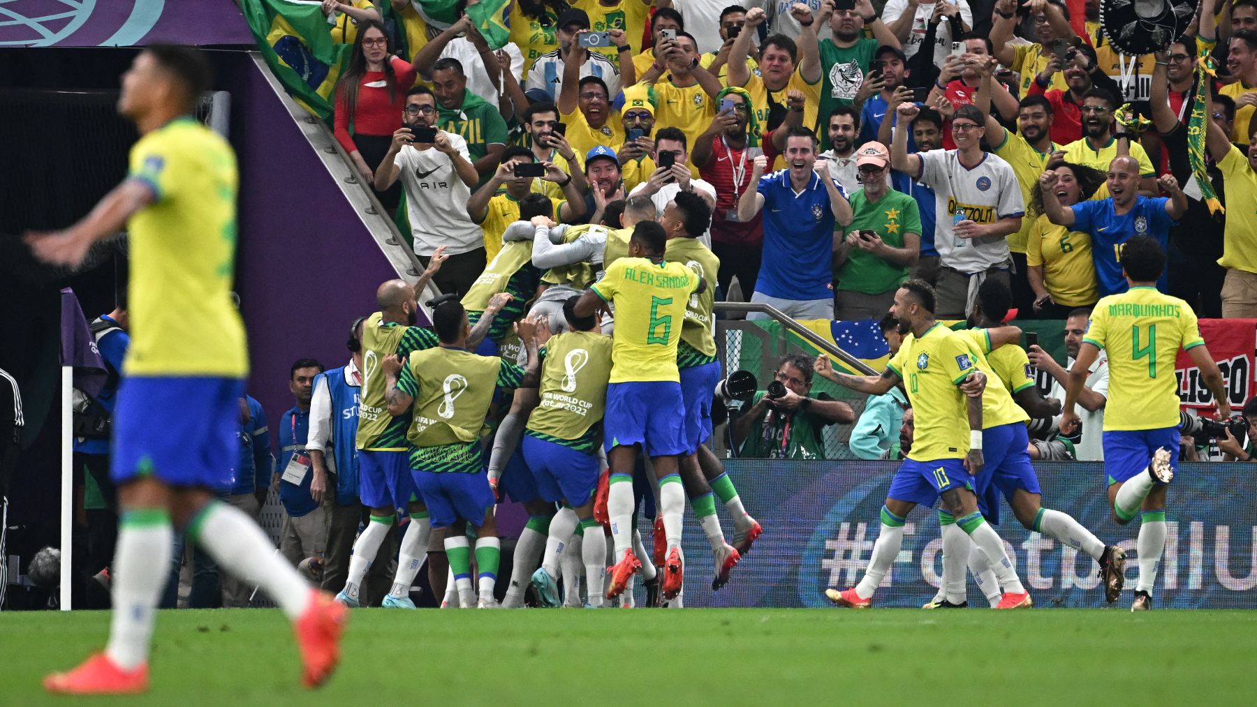 Brasil celebra un gol ante Serbia.