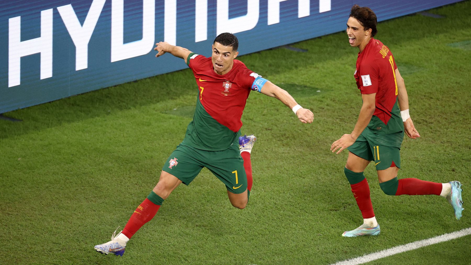 Cristiano Ronaldo celebra su gol con Joao Félix. (Getty)