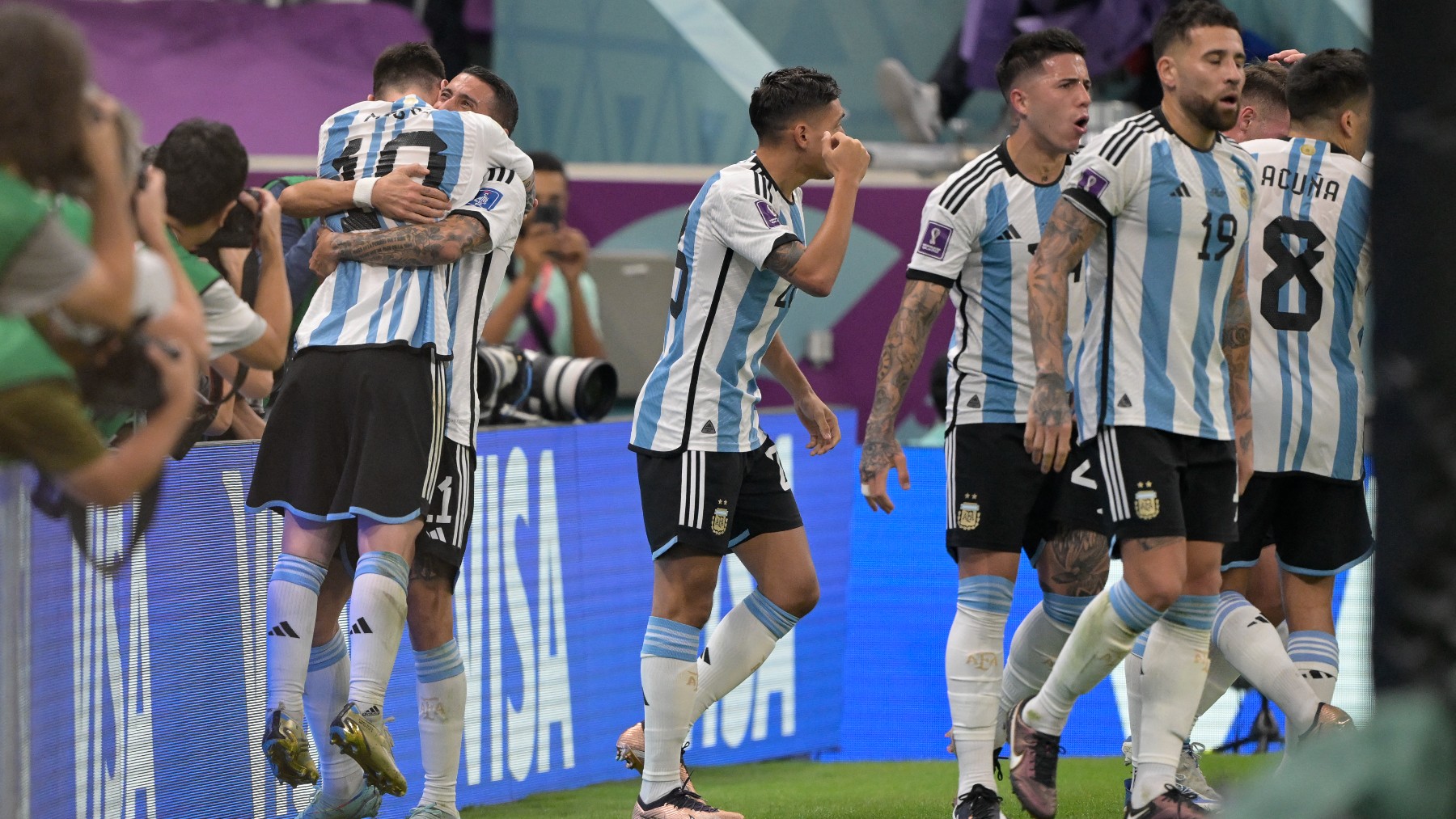 Los jugadores de Argentina celebran el gol de Messi. (AFP)