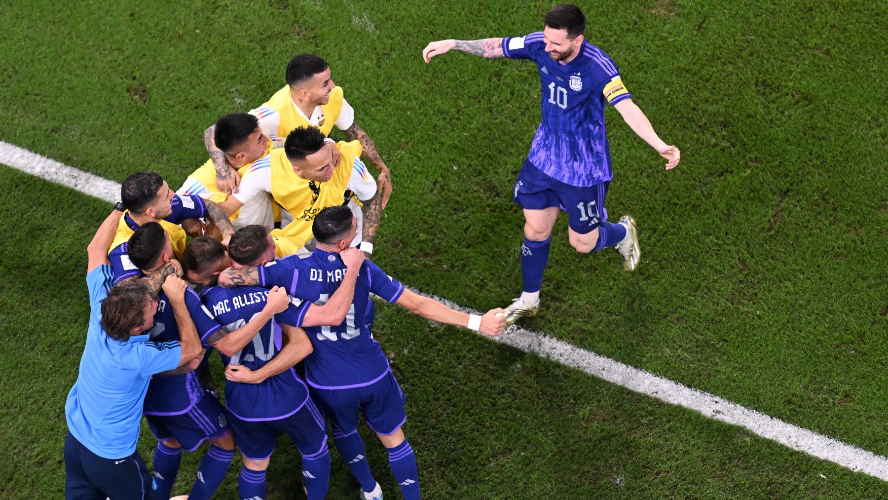 Leo Messi se une a la piña de celebración de sus compañeros. (AFP)