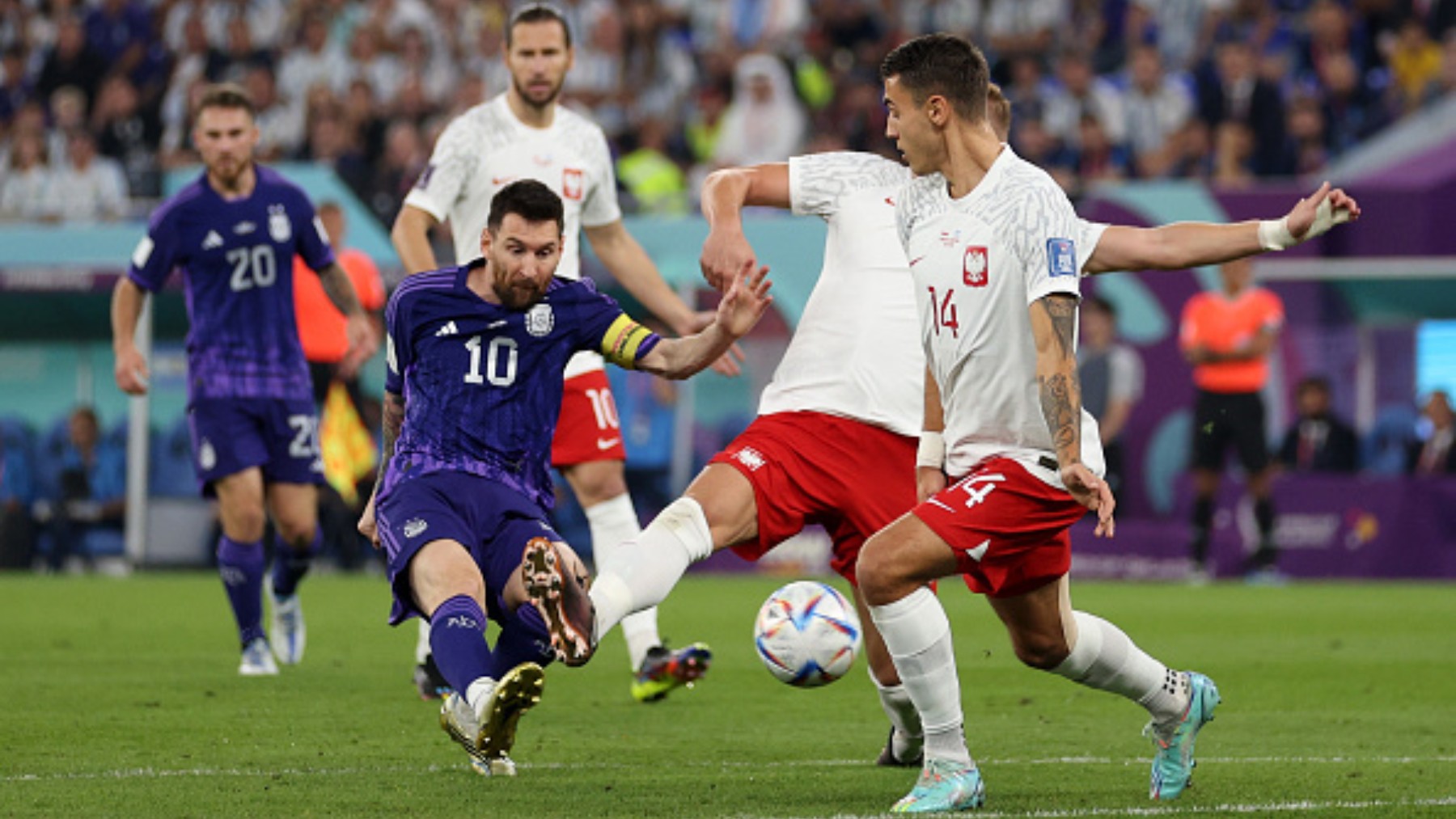 Messi rodeado de rivales polacos. (Getty)