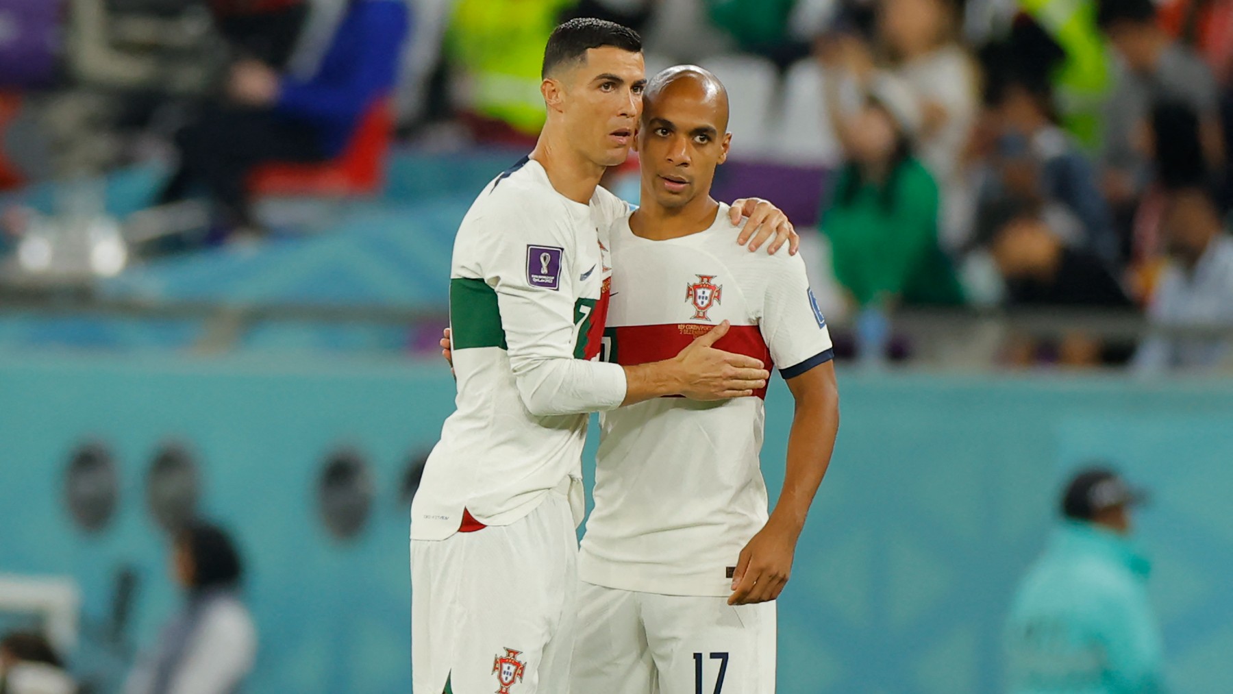 Cristiano Ronaldo y Joao Mario, durante el partido contra Corea del Sur. (AFP)