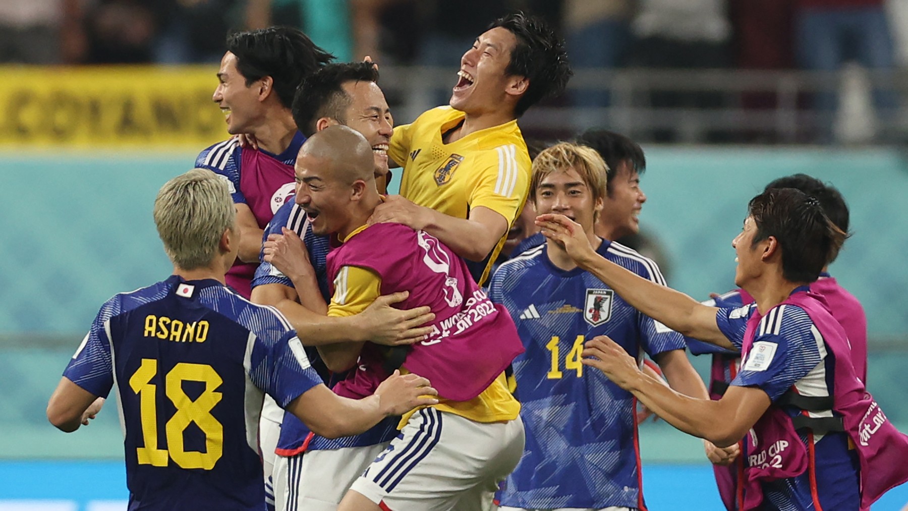 Los jugadores de Japón celebran la victoria contra España. (AFP)
