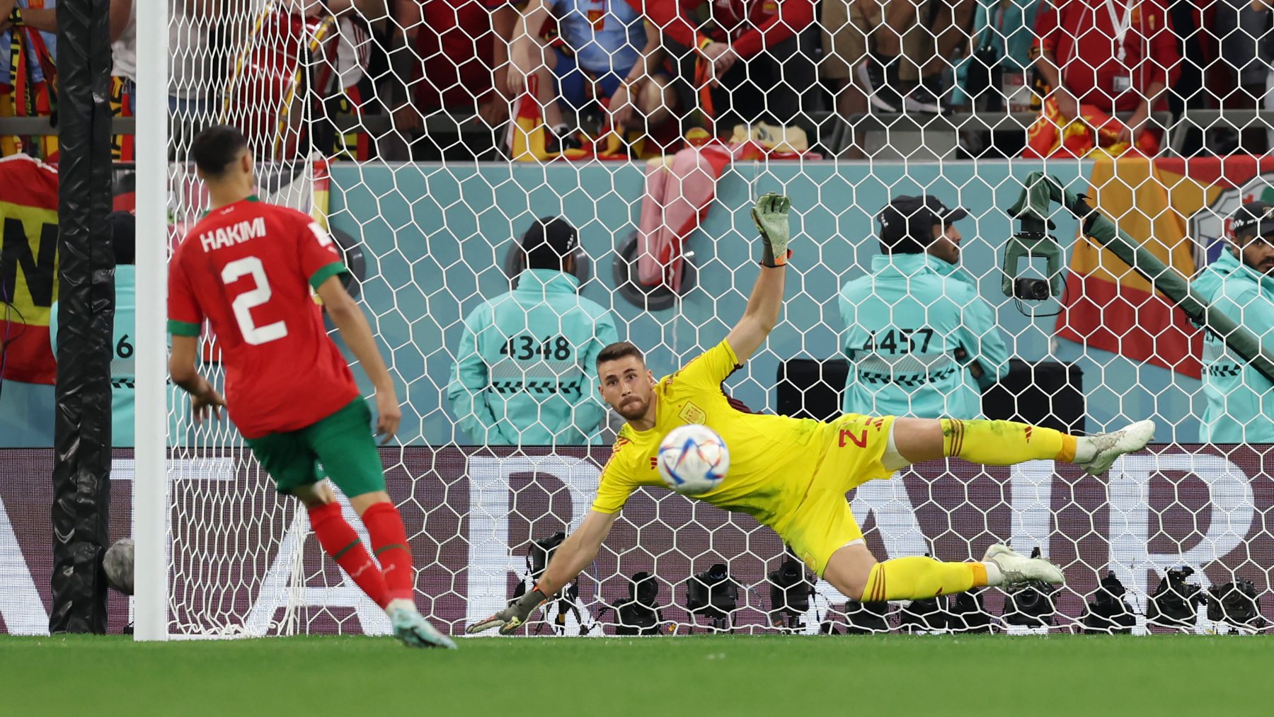 Achraf batiendo a Unai Simón. (Getty)