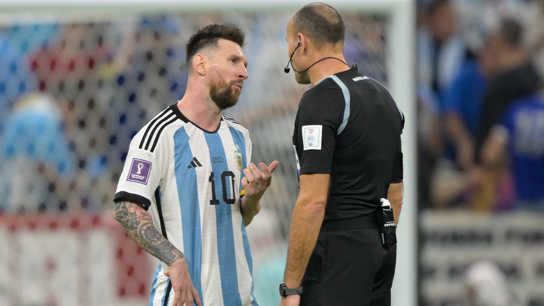 Messi y Mateu Lahoz discuten por una acción. (AFP)