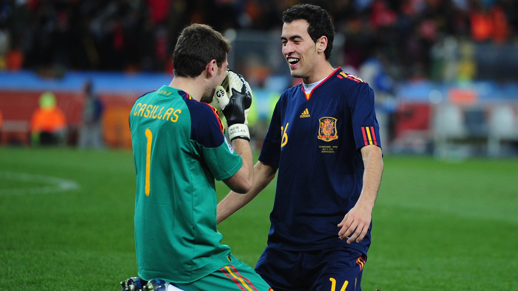Sergio Busquets e Iker Casillas tras ganar el Mundial de 2010. (AFP)