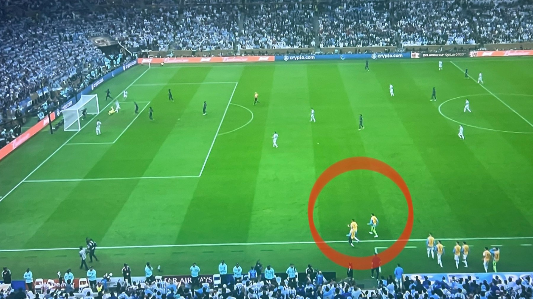 El banquillo de Argentina invadió el campo antes del gol de Messi.