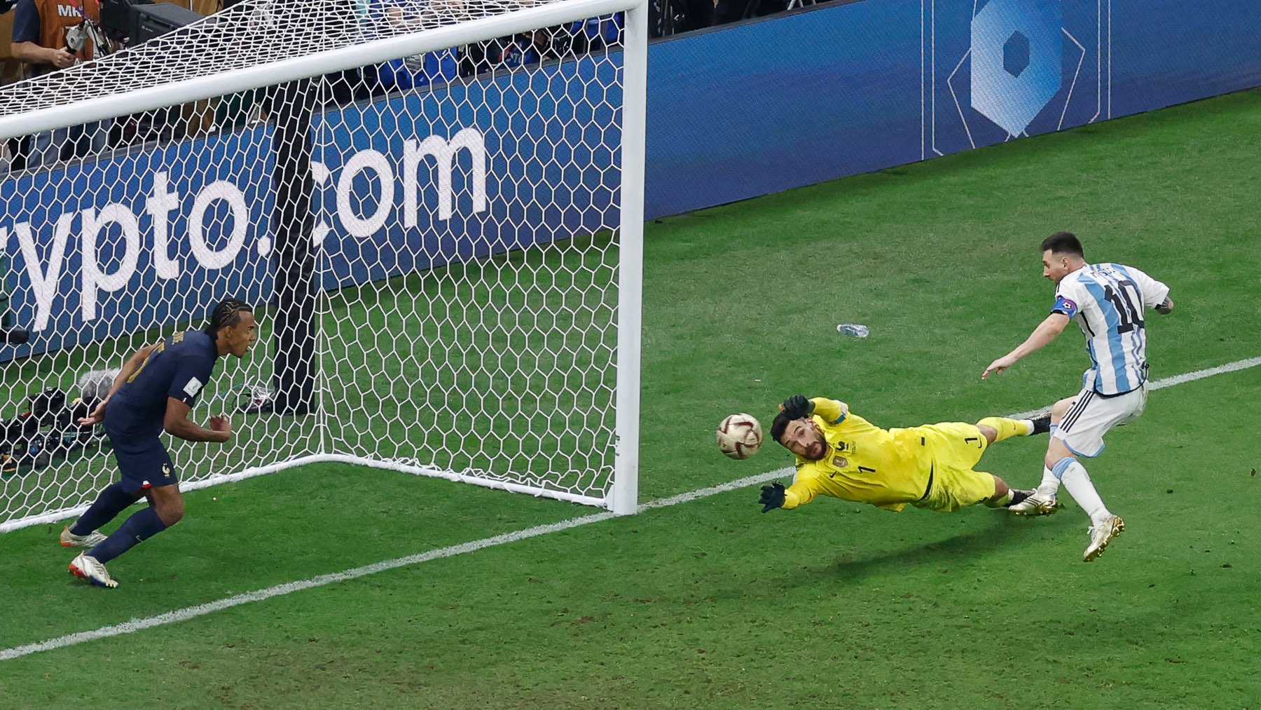 Momento en el que Messi golpea para el 3-2. (AFP)