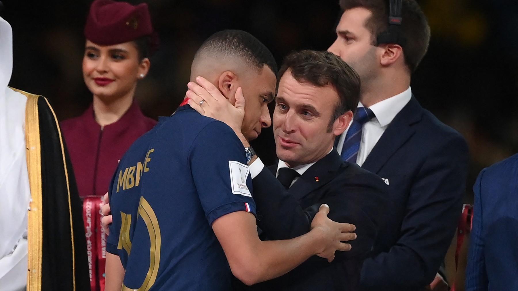 Macron consuela a Mbappé. (AFP)