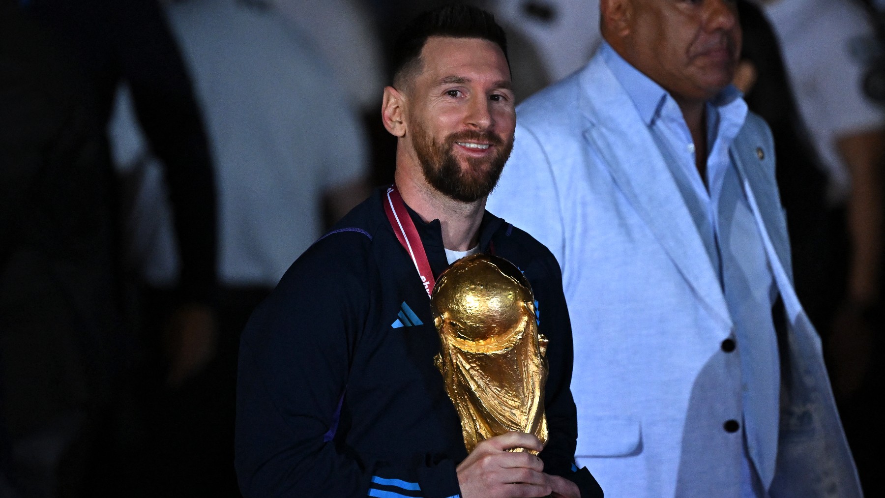 Leo Messi con la Copa del Mundo. (AFP)