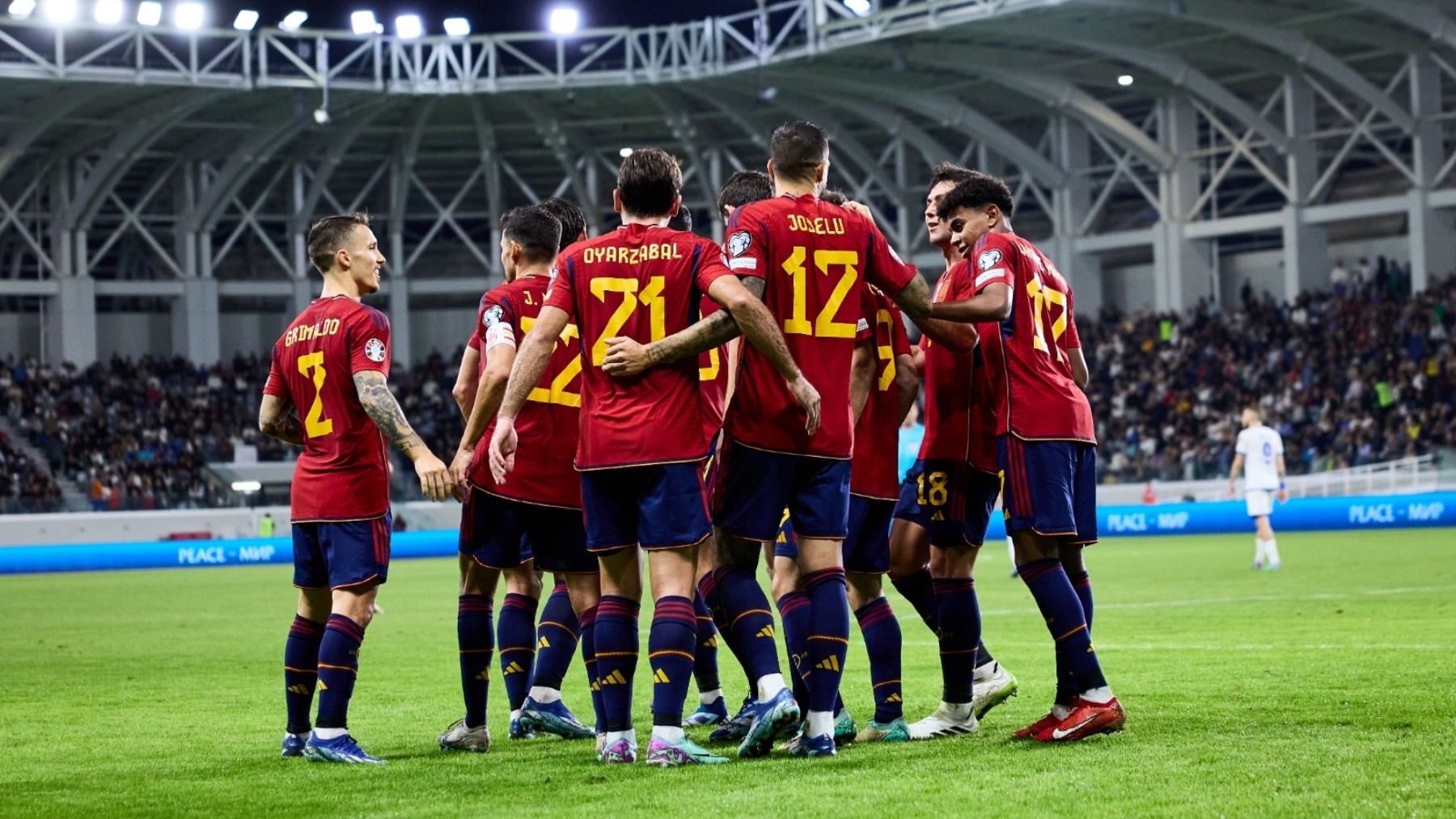 Los jugadores de la selección española se abrazan celebrando un gol. (Europa Press)