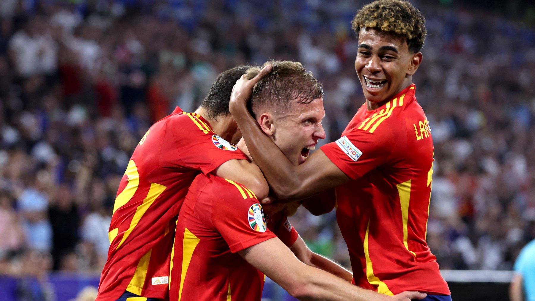 Dani Olmo y Lamine Yamal celebran un gol. (Getty)