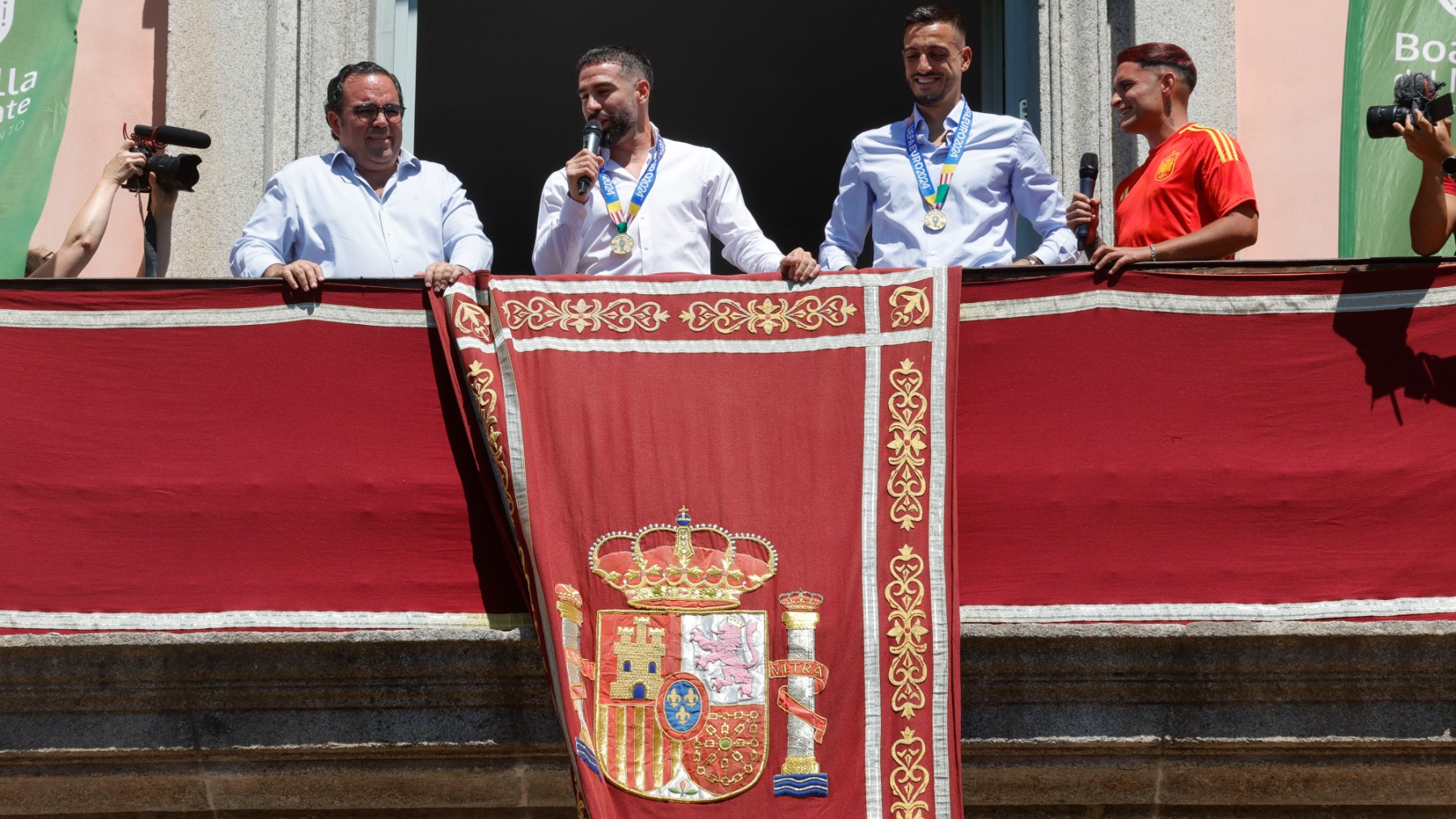 Carvajal saluda desde el balcón del Ayuntamiento de Boadilla junto a Joselu. (EFE)