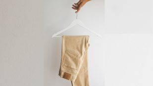Doblar un pantalón largo, pantalón, percha, ropa