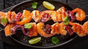 brochetas de langostinos y salmon