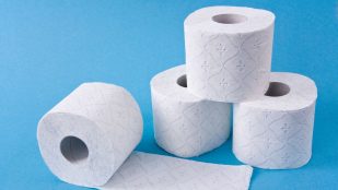 Colocar papel higiénico